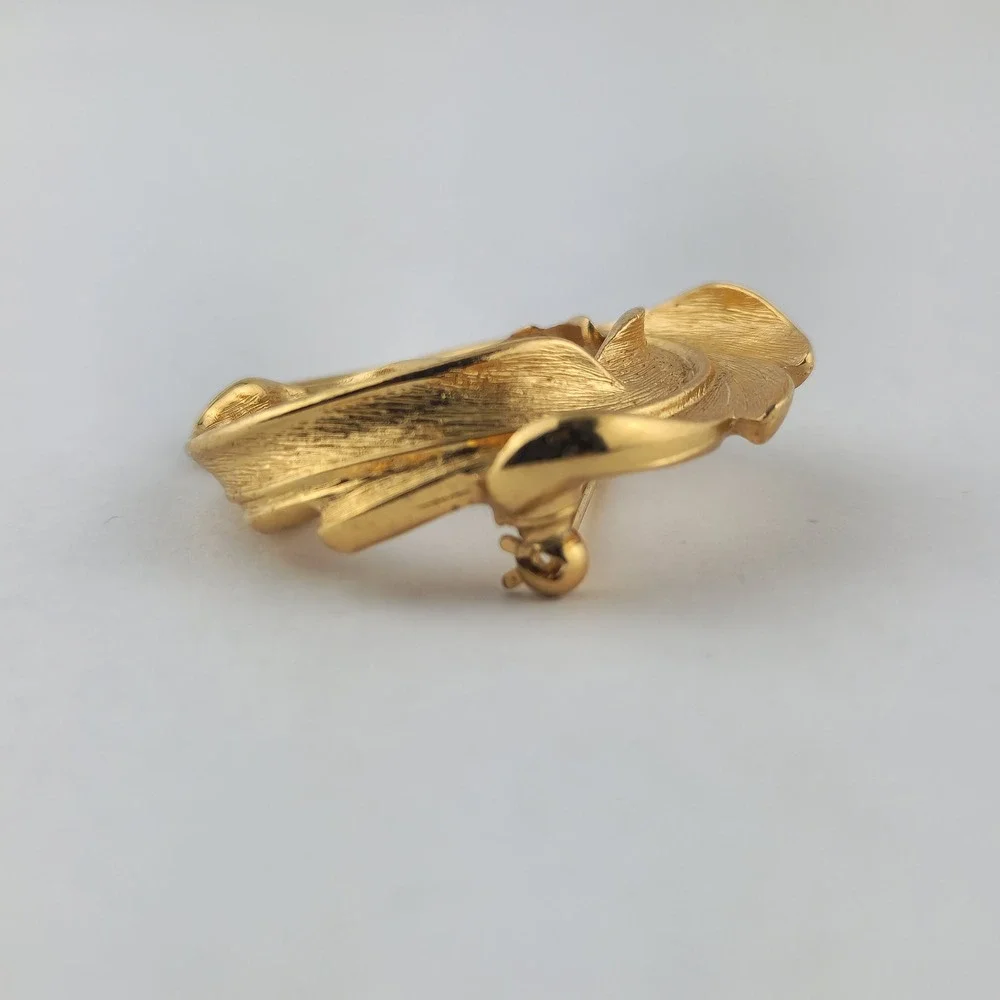 Monet Vintage Gold Tone Swirl Leaf Brooch Textured Brushed Botanical Pin‎